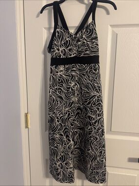 Prana Black & White Print V-Neck Dress with built in bra size XS